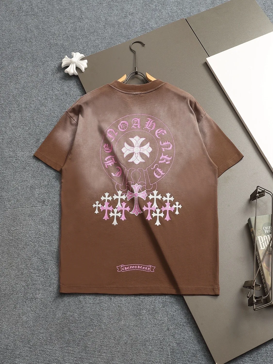 🅿️220 Chrome hearts ch Chrome hearts cross pink hot diamond short-sleeved t-shirt. Advanced tie-dye technology. Large version. Loose and stylish. Low version, slim and long version with upper body and raised hips. 100% commitment: top quality, not fast food. The highest version on the market. Top quality, 320 grams. 26 custom-dyed double yarn cotton, same style for men and women, complete with three standards. Color: Six colors available, available to the public. Size: XS-L. Size chart:
